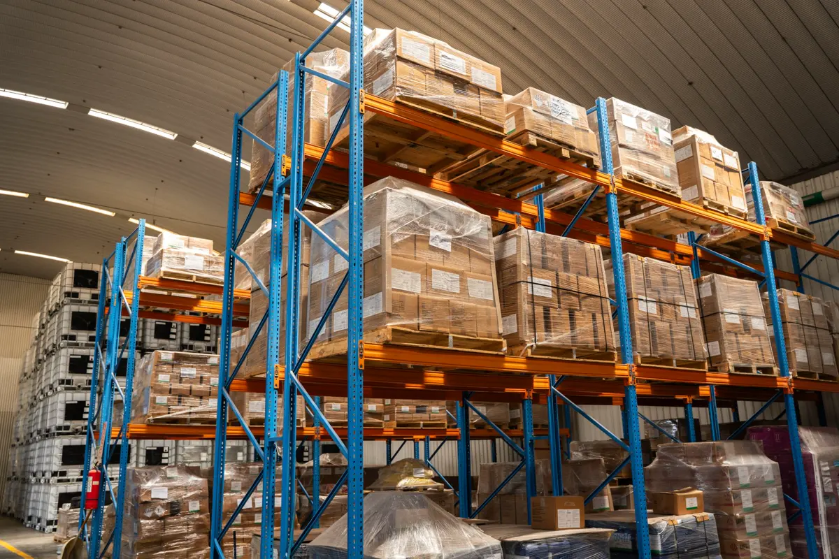 Racks de almacenaje de CTL con producto paletizado y embalado