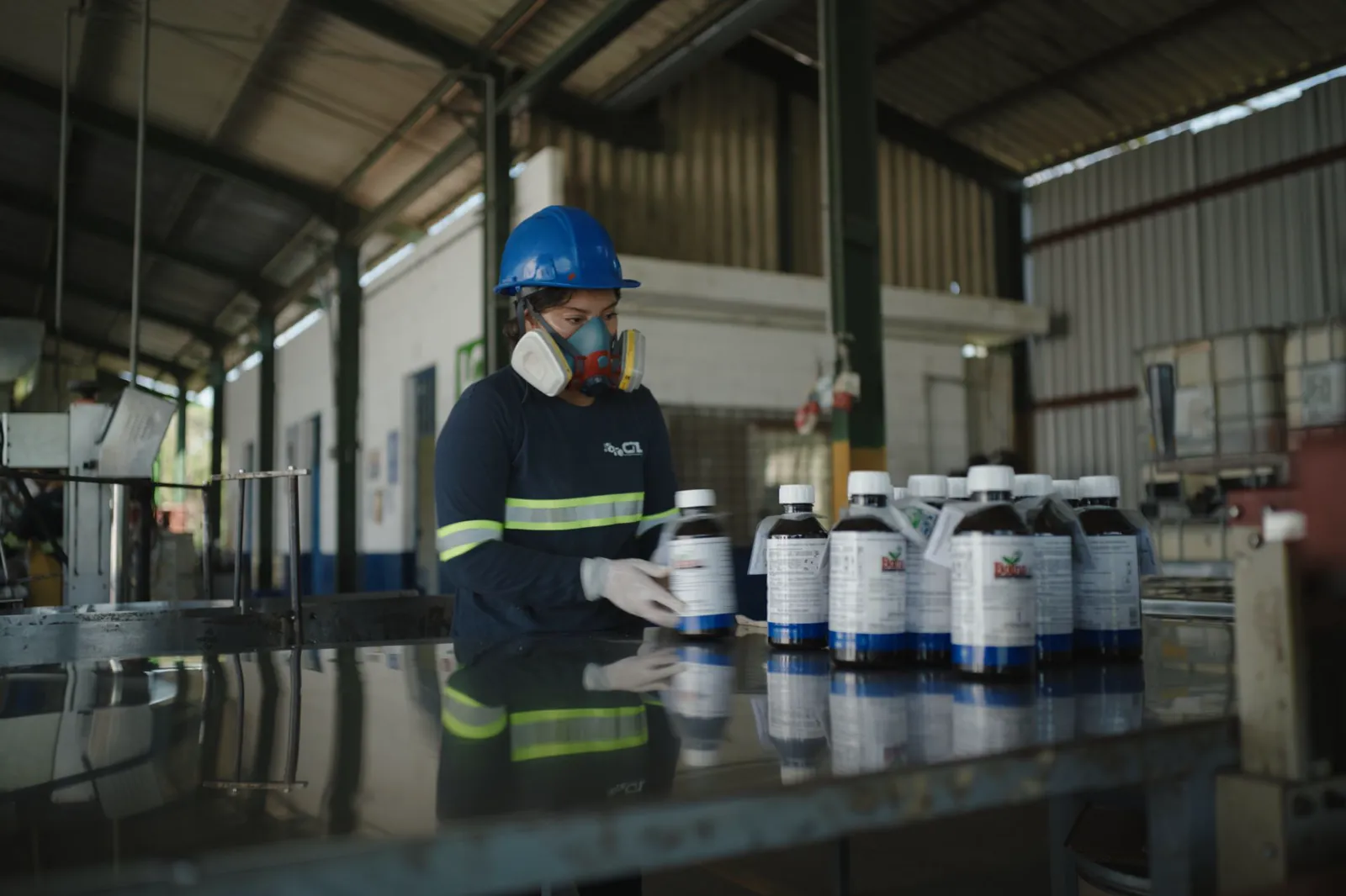 Operaria de CTL envasando y etiquetando producto terminado en la línea de llenado
