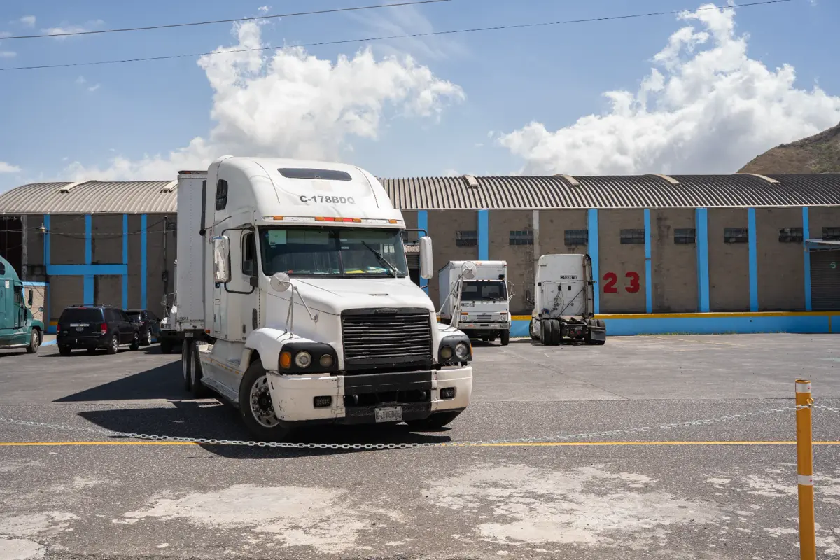 Montacargas moviendo tarimas entre racks de almacenaje en el centro de consolidación de CTL