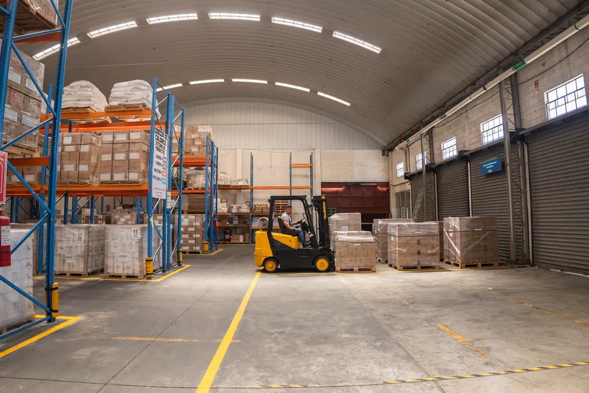 Montacargas y tarimas en la bodega de almacenamiento de CTL