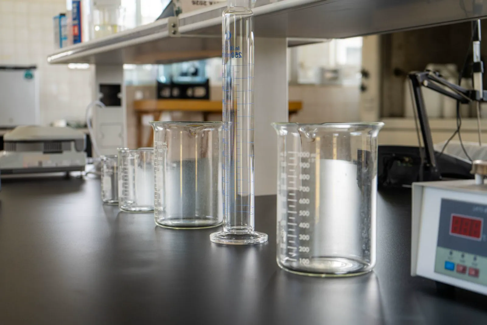 Laboratorio de formulación de CTL con cristalería y balanza analítica